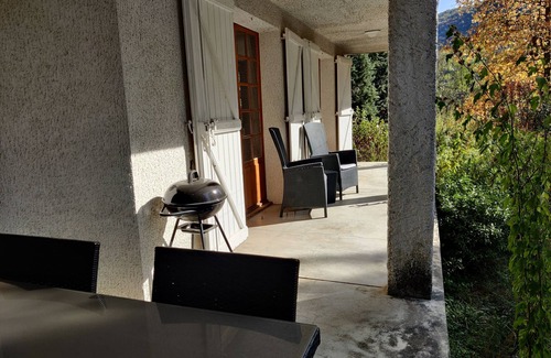 Moulis Apartment | Spacious apartment in a large house in Moulis