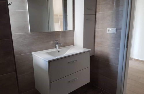 Kodrra Apartment | Spacious Apartment Near the Beach