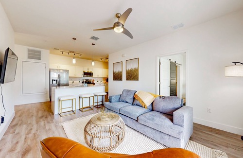 Gainesville Apartment | Spacious apartment with washer & dryer, private balcony, WiFi and pool