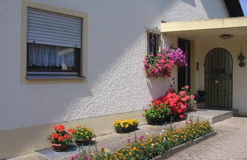 Haundorf Apartment | Spacious apartment with balcony, garden and free WiFi