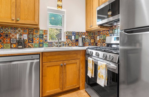 South Capitol House | Spacious & Beautifully Furnished 3Bed/2Bath by Railyard/Plaza!
