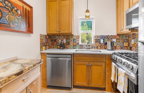 South Capitol House | Spacious & Beautifully Furnished 3Bed/2Bath by Railyard/Plaza!