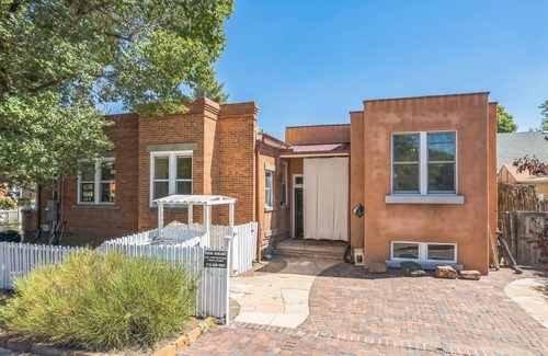 South Capitol House | Spacious & Beautifully Furnished 3Bed/2Bath by Railyard/Plaza!