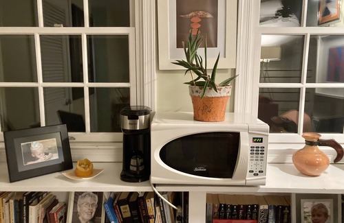 Manoa House | Spacious bedroom in Gladwyne close to main line colleges, center city and more