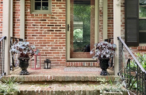 Manoa House | Spacious bedroom in Gladwyne close to main line colleges, center city and more