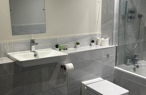Brentwood Apartment | Spacious, bright 2 bed flat with 1 S/king bed.
