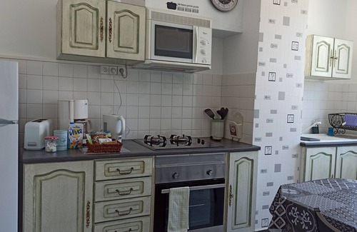 Bourges House | Spacious, bright apartment near Bourges town center. Free parking.