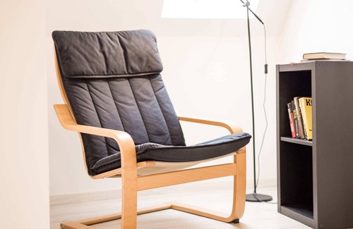 Lechhausen-Ost Apartment | Spacious & Bright: King Bed, Kitchen, Free Parking