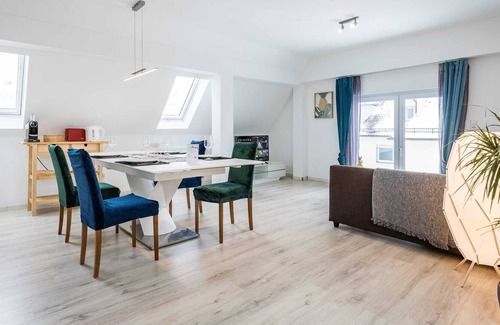Lechhausen-Ost Apartment | Spacious & Bright: King Bed, Kitchen, Free Parking