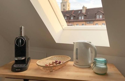 Lechhausen-Ost Apartment | Spacious & Bright: King Bed, Kitchen, Free Parking