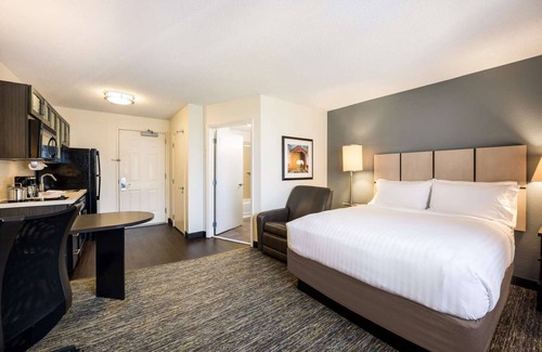 Libertyville Hotel | Spacious Budget-friendly Room w/Kitchenette Ideal for Extended or Short Stays