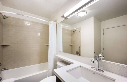 Libertyville Hotel | Spacious Budget-friendly Room w/Kitchenette Ideal for Extended or Short Stays
