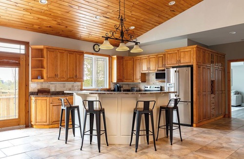 Bracebridge House | Spacious Bungalow Cottage | Private Hot Tub, Heated Pool, Golf & Downtown Nearby