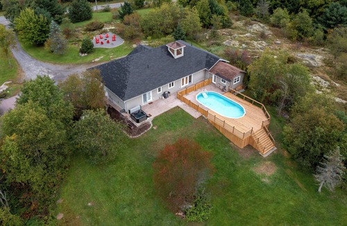 Bracebridge House | Spacious Bungalow Cottage | Private Hot Tub, Heated Pool, Golf & Downtown Nearby