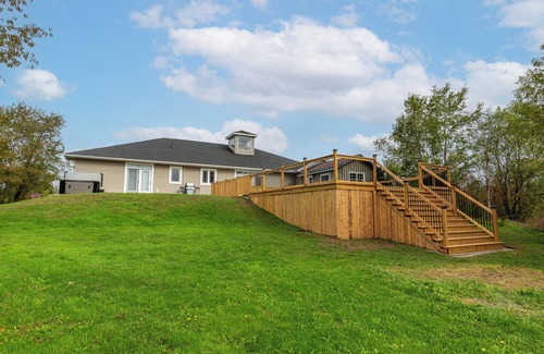 Bracebridge House | Spacious Bungalow Cottage | Private Hot Tub, Heated Pool, Golf & Downtown Nearby