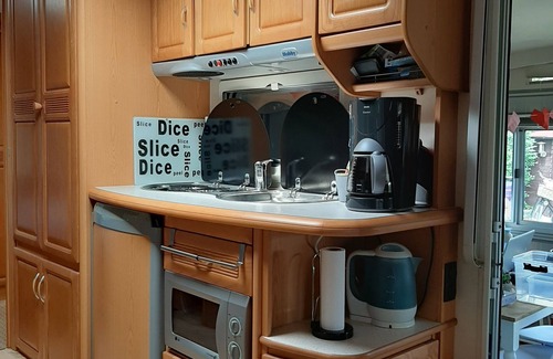 De Cocksdorp Ski Chalet | Spacious caravan with fixed awning and sheltered garden