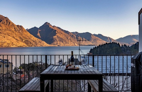 Queenstown City Centre Apartment | Spacious Central Executive Apartmentn4 Bedroom, 2 Bathroom with amazing views
