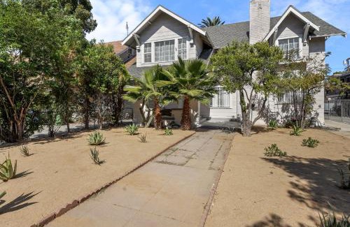 Mid City House | Spacious Chic 5 Bedroom Perfect for Large Group With parking
