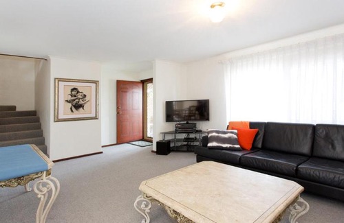 Victoria Park Villa | Spacious City Townhouse close to Burswood