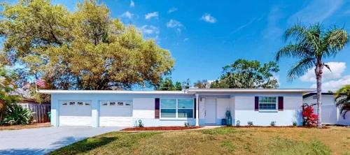Clearwater House | Spacious Clearwater Vacation House Pet Friendly Fire Pit Games Close to Clearwater Beach Biking Trail Farmers Markets S Harbor Health Spa Baycare Ballpark and Ruth Eckerd Hall Golf Courses
