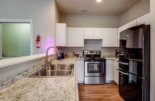 Como House | Spacious & Comfortable Home with Garage