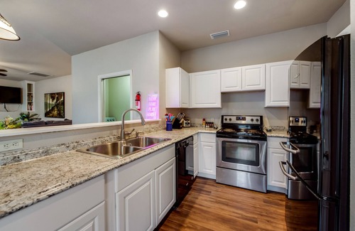 Como House | Spacious & Comfortable Home with Garage