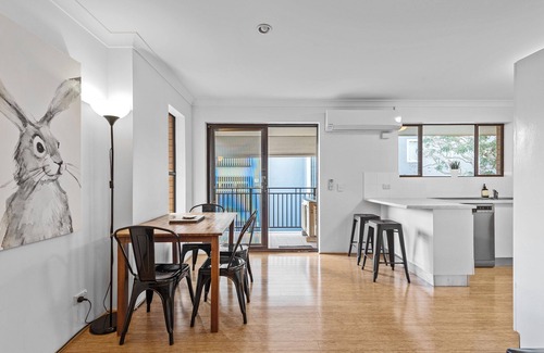 Milton Apartment | Spacious & Comfy 2 Bed/2 Bath/2 Car Apartment in Auchenflower