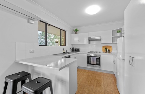 Milton Apartment | Spacious & Comfy 2 Bed/2 Bath/2 Car Apartment in Auchenflower