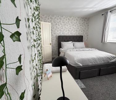 Wythenshawe Apartment | Spacious comfy flat near Airport and Altrincham