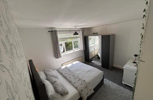 Wythenshawe Apartment | Spacious comfy flat near Airport and Altrincham