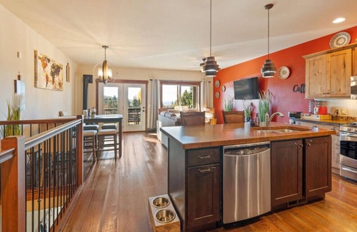 Bigfork Apartment | Spacious Condo 3-Minute Walk to Flathead Lake & DT