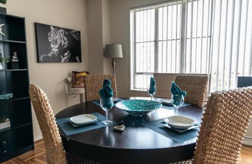 La Brea Apartment | Spacious Condo with stellar Views near the Grove
