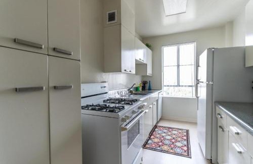 La Brea Apartment | Spacious Condo with stellar Views near the Grove