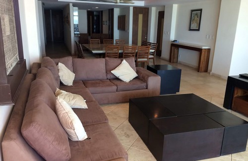 Diamante Condo | Spacious condo with Spectacular Ocean View, Beach access and Pool, sleeps 10