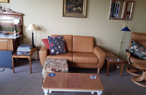 Cambridge House | Spacious conjoined house situated on 40 acres 15 minutes from the Hobart C BD.