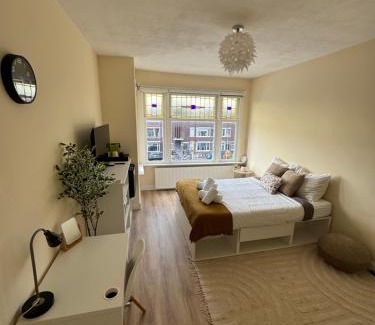 Laak House | Spacious Cosy Room With Private Bathroom