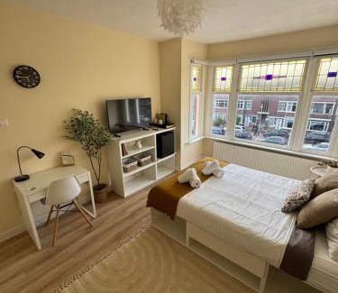 Laak House | Spacious Cosy Room With Private Bathroom