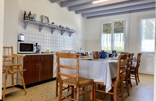 Le Gavre Cottage | Spacious Cottage with Garden, Near Forest, 6 Beds, BBQ & Wi-Fi