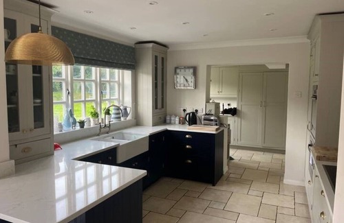 Upton Grey House | Spacious Country House in stunning Hampshire village - sleeps 8