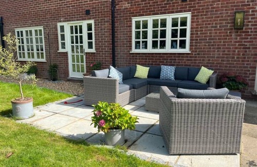 Upton Grey House | Spacious Country House in stunning Hampshire village - sleeps 8