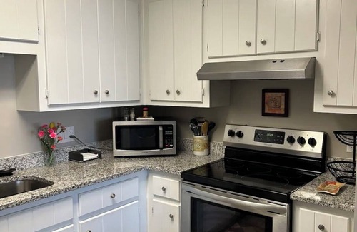 Fairforest House | Spacious & Cozy Townhome w yard. Min away from I85 & I26, restaurants & shopping
