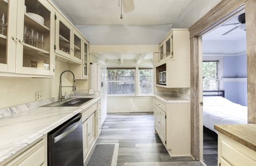 Willmore House | Spacious Craftsman House in Downtown LB - 5 car parking - Ideal for large groups