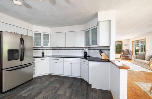 Point Judith House | Spacious&Custom Built Contemporary Home- 5 bed, 3 full bath located on Southern Tip of Narragansett!