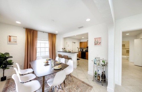 Southwest House | Spacious Designed House -Palm Wave Stays