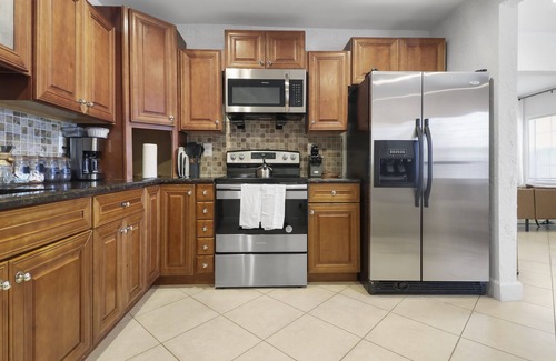 Southwest House | Spacious Designed House -Palm Wave Stays