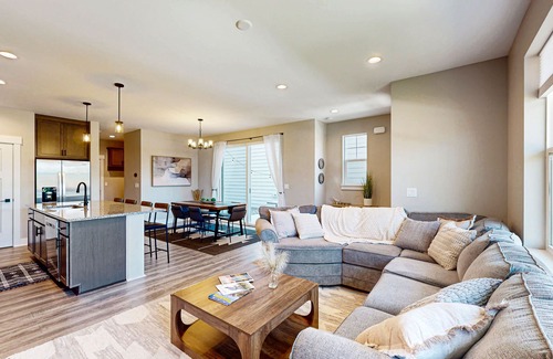 Bozeman House | Spacious Dog friendly house w/mountain views, W/D & free WIFI