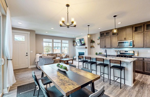 Bozeman House | Spacious Dog friendly house w/mountain views, W/D & free WIFI