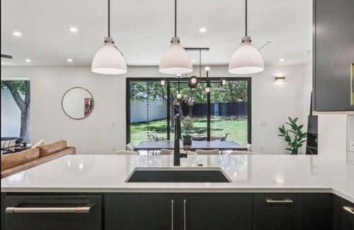 Allandale House | Spacious Elegant Escape in Prime Austin
