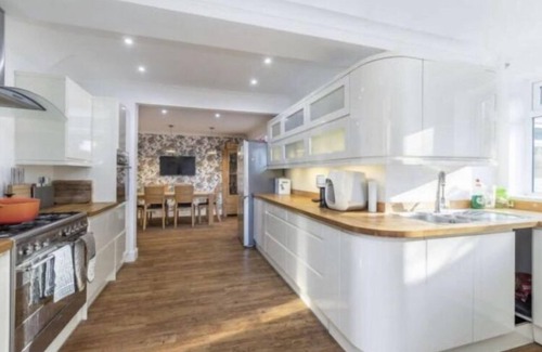 Hertford Apartment | Spacious en-suite room with mezzanine