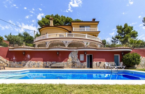 Torrelles de Llobregat Villa | Spacious, Sublime Villa just 15km to Barcelona!